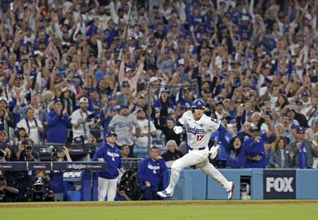 　ブルージェイズ戦の５回、フリーマンの適時打で生還するドジャース・大谷（共同）