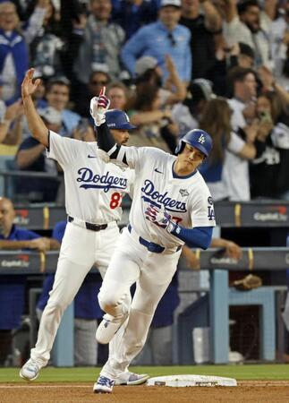 　ブルージェイズ戦の３回、本塁打を放ったドジャース・大谷（共同）