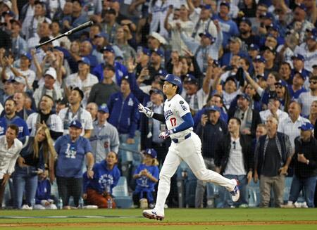 　ブルージェイズ戦の３回、右越えに本塁打を放ったドジャース・大谷（共同）