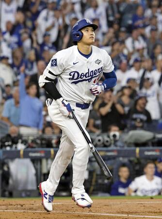 　ブルージェイズ戦の３回、右越えに本塁打を放ったドジャース・大谷（共同）