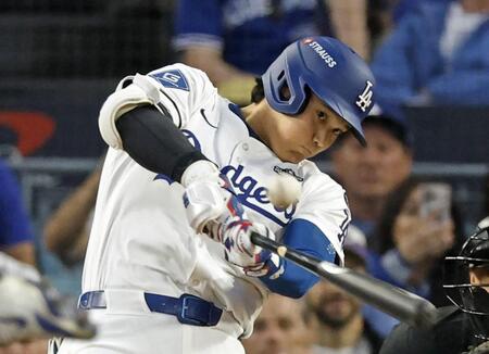 　ブルージェイズ戦の３回、右越えに本塁打放つドジャース・大谷（共同）