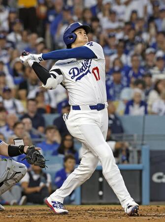 　ブルージェイズ戦の３回、右越えに本塁打を放つドジャース・大谷（共同）
