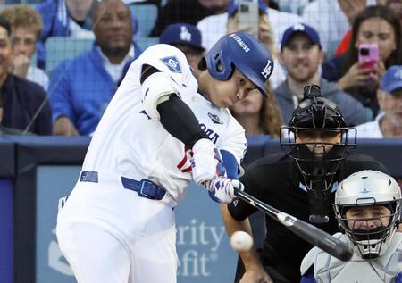 　ブルージェイズ戦の１回、二塁打を放つドジャース・大谷。投手シャーザー（共同）