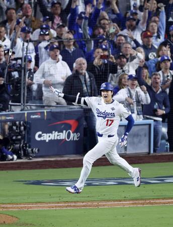 　ブルージェイズ戦の７回、この試合２本塁打目となる同点ソロを放ったドジャース・大谷（共同）