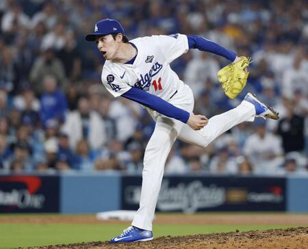 　８回途中から登板したドジャース・佐々木朗希（共同）