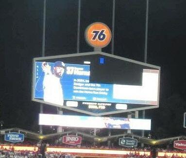 　大型ビジョンのひとつが故障、一部が真っ黒に