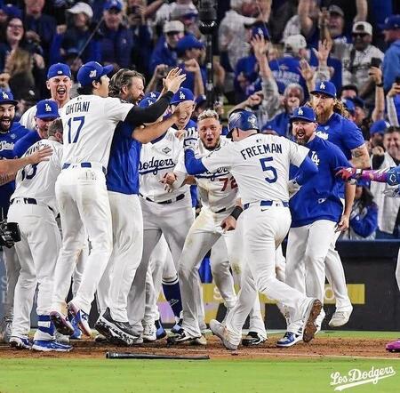 【写真】フリーマンの劇的弾で真っ先に飛び出した２人　ドジャース歓喜のサヨナラ勝ち