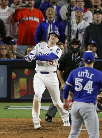 　ブルージェイズ戦の１８回、サヨナラ本塁打を放つフリーマン。投手リトル