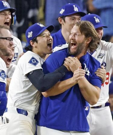 　ブルージェイズ戦の１８回、サヨナラ本塁打を喜ぶ大谷（左）とカーショー