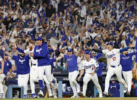 　ブルージェイズ戦の18回、フリーマンのサヨナラ本塁打で駆け出すドジャース・大谷（17）ら＝ロサンゼルス（共同）