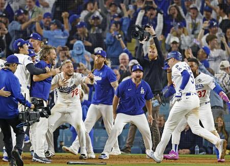　ブルージェイズ戦の18回、サヨナラ本塁打を放ったフリーマン（右手前）を迎えるドジャース・大谷（左端）ら＝ロサンゼルス（共同）