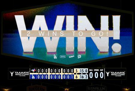 　延長１８回まで行われたドジャース-ブルージェイズ戦のスコアボード＝ロサンゼルス（共同）