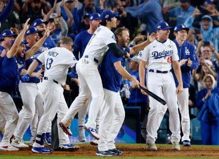　米大リーグ、ブルージェイズとのワールドシリーズ第３戦の１８回、サヨナラ本塁打を放ったフリーマンを迎えるため本塁で待ち構えるドジャースの選手たち。右端は佐々木朗希、中央左は大谷翔平＝２７日、ロサンゼルス（共同）