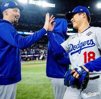 　山本と笑顔でハイタッチをかわすスネル（ロサンゼルス・ドジャース提供）