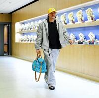 　球場入りするキケ・ヘルナンデス（ロサンゼルス・ドジャース提供）