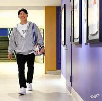 　球場入りするキム・ヘソン（ロサンゼルス・ドジャース提供）