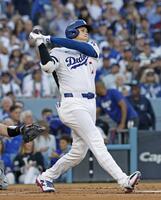 　ブルージェイズ戦の１回、二塁打を放つドジャース・大谷（共同）