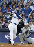 　ブルージェイズ戦の１回、二塁打を放つドジャース・大谷（共同）