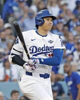 　ブルージェイズ戦の１回、二塁打を放つドジャース・大谷（共同）