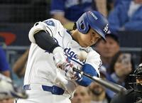 　ブルージェイズ戦の３回、右越えに本塁打放つドジャース・大谷（共同）