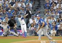 　ブルージェイズ戦の２回、先制ソロを放つドジャースのＴ・ヘルナンデス。投手シャーザー（共同）
