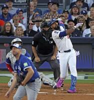 　ブルージェイズ戦の２回、先制ソロを放つドジャースのＴ・ヘルナンデス。投手シャーザー（共同）