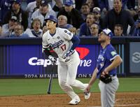 　ブルージェイズ戦の３回、右越えに本塁打を放つドジャース・大谷。投手シャーザー（共同）