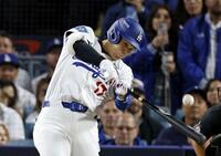 　ブルージェイズ戦の５回、適時二塁打を放つドジャース・大谷（共同）