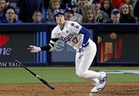 　ブルージェイズ戦の５回、適時二塁打を放つドジャース・大谷（共同）