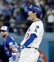 　ブルージェイズ戦の５回、適時二塁打を放ち雄たけびを上げるドジャース・大谷（共同）