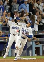　ブルージェイズ戦の３回、本塁打を放ったドジャース・大谷（共同）