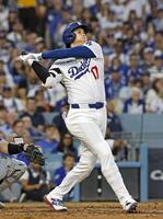 　ブルージェイズ戦の３回、右越えに本塁打を放つドジャース・大谷（共同）