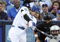 　ブルージェイズ戦の１回、二塁打を放つドジャース・大谷。投手シャーザー（共同）