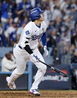 　ブルージェイズ戦の７回、この試合２本塁打目となる同点ソロを放つドジャース・大谷（共同）