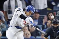 　ブルージェイズ戦の７回、この試合２本塁打目となる同点ソロを放つドジャース・大谷（共同）