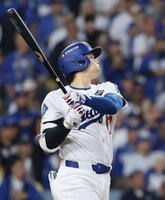 　ブルージェイズ戦の７回、この試合２本塁打目となる同点ソロを放つドジャース・大谷（共同）