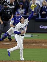 　ブルージェイズ戦の８回、ルークスの打球に飛びつくドジャース・佐々木（共同）