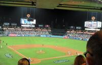 　大型ビジョン（左）のひとつが故障、一部が真っ黒に（撮影・小林信行）