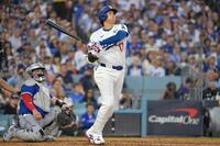 　３回、ソロホームランを放つ大谷翔平（提供・ＡＰ／アフロ）
