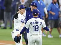 　サヨナラ勝利に喜びを爆発させる（左から）大谷翔平、佐々木朗希、山本由伸（写真：Imagn/ロイター/アフロ）