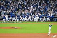 　ホーム付近へダッシュするドジャースナイン（ロサンゼルス・ドジャース提供）