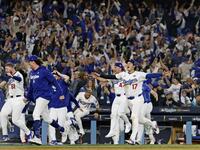 　ブルージェイズ戦の18回、フリーマンのサヨナラ本塁打で駆け出すドジャース・大谷（右端）ら＝ロサンゼルス（共同）