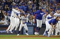 　ブルージェイズ戦の１８回、フリーマンのサヨナラ本塁打を喜ぶ大谷（左端）ら