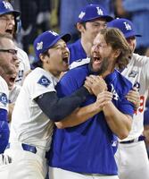 　ブルージェイズ戦の１８回、サヨナラ本塁打を喜ぶ大谷（左）とカーショー