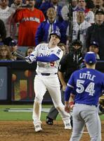 　ブルージェイズ戦の１８回、サヨナラ本塁打を放つフリーマン。投手リトル