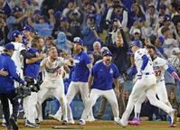 　ブルージェイズ戦の18回、サヨナラ本塁打を放ったフリーマン（右手前）を迎えるドジャース・大谷（左端）ら＝ロサンゼルス（共同）