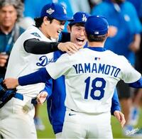 　試合後、抱き合う大谷、佐々木、山本（ロサンゼルス・ドジャース提供）