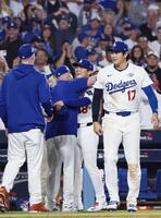 　ブルージェイズにサヨナラ勝ちし、喜ぶドジャース・山本（中央）。右は大谷（共同）