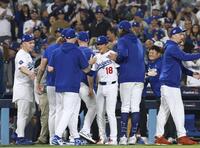 　ブルージェイズにサヨナラ勝ちし、喜ぶドジャース・山本（中央）ら（共同）