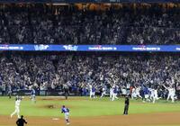 　米大リーグ、ブルージェイズとのワールドシリーズ第３戦の１８回、サヨナラ本塁打を放ったフリーマン（左手前）を迎えるためベンチから駆け出すドジャースの選手たち（共同）